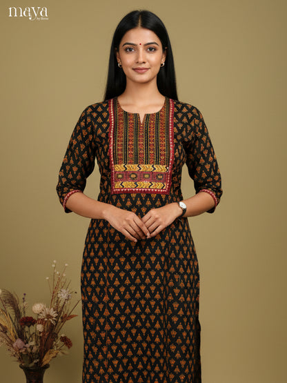 Charming Black Floral Printed Readymade Cotton Kurti With Yoke Neck